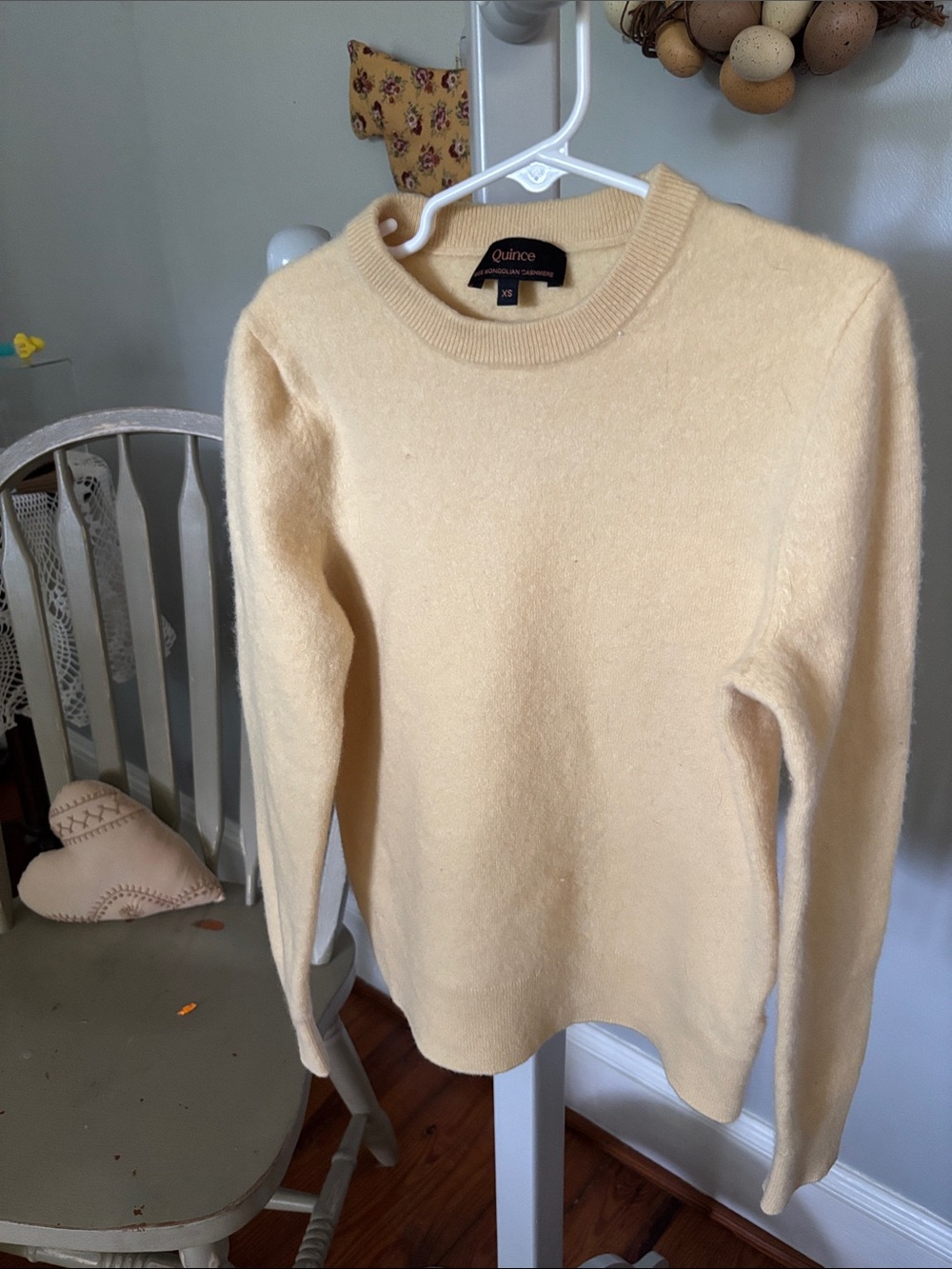 Quince XS Mongolian cashmere  Sweater in Pale Yellow
